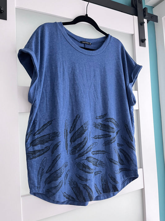 Size XXL | Pink Clover Brand | Feather Print Cuff Sleeve Tshirt