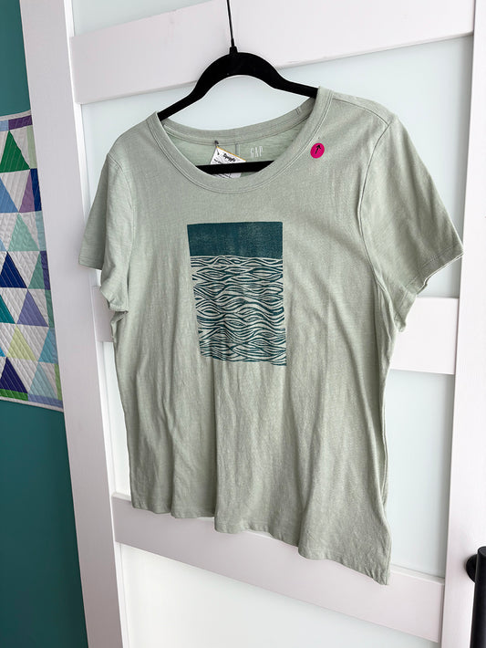 Size L | Gap Brand | Tshirt in Sage Green | Ocean Print