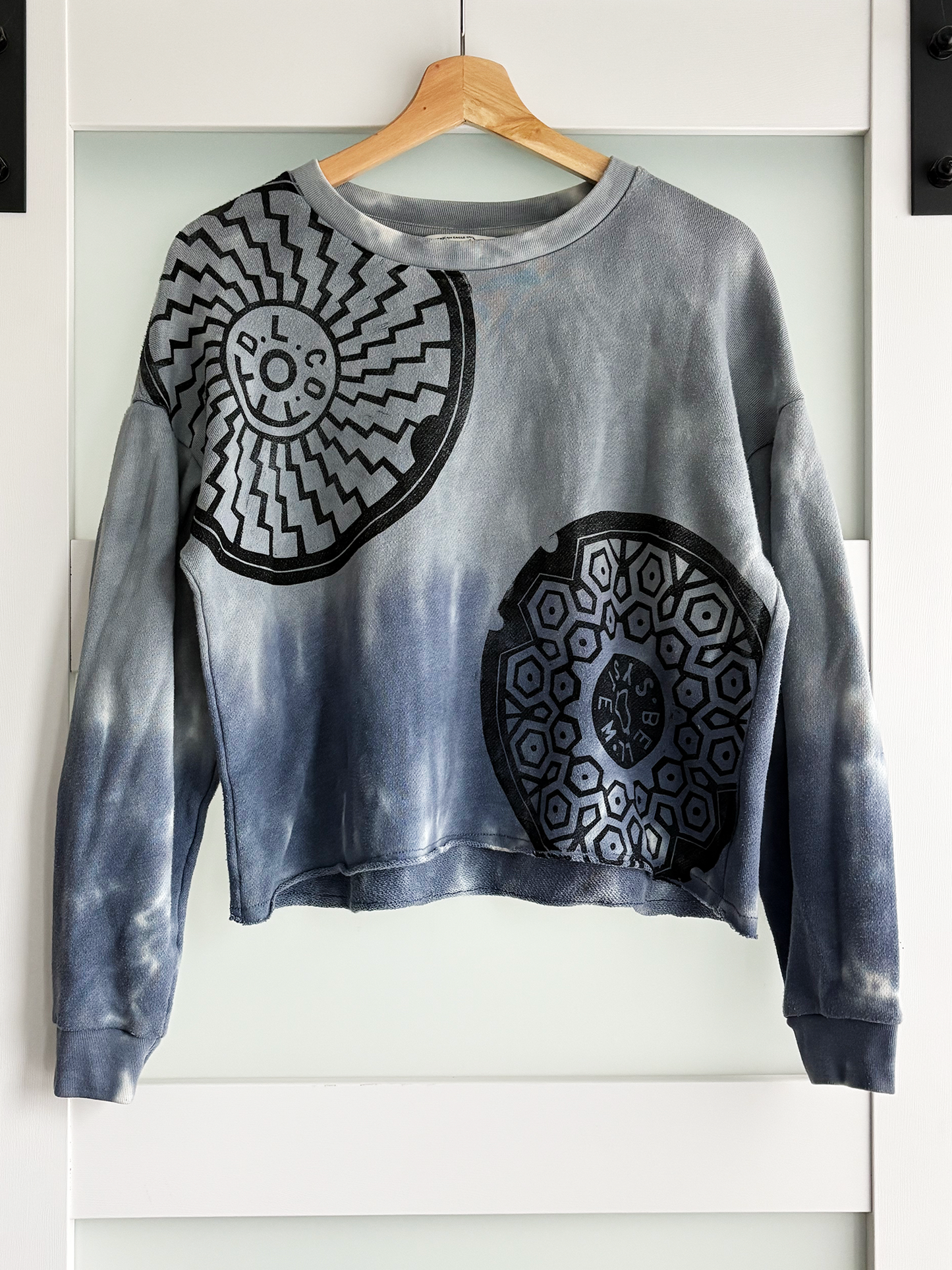Size S | American Eagle Outfitters | Manhole Print Cropped Sweatshirt